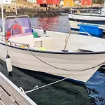 8 Person In Sandoy Finnøy