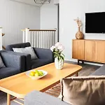 8 Person In Sandoy Finnøy