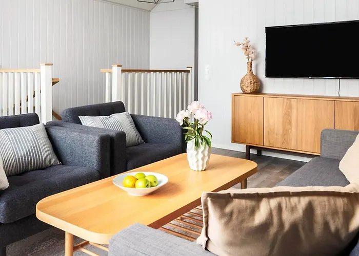 8 Person In Sandoy Finnøy